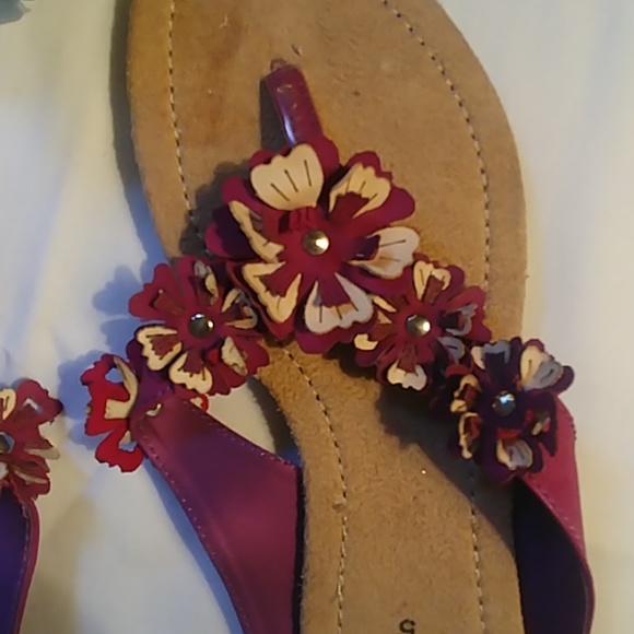 NWOT! Super cute flip flops! - Picture 2 of 4